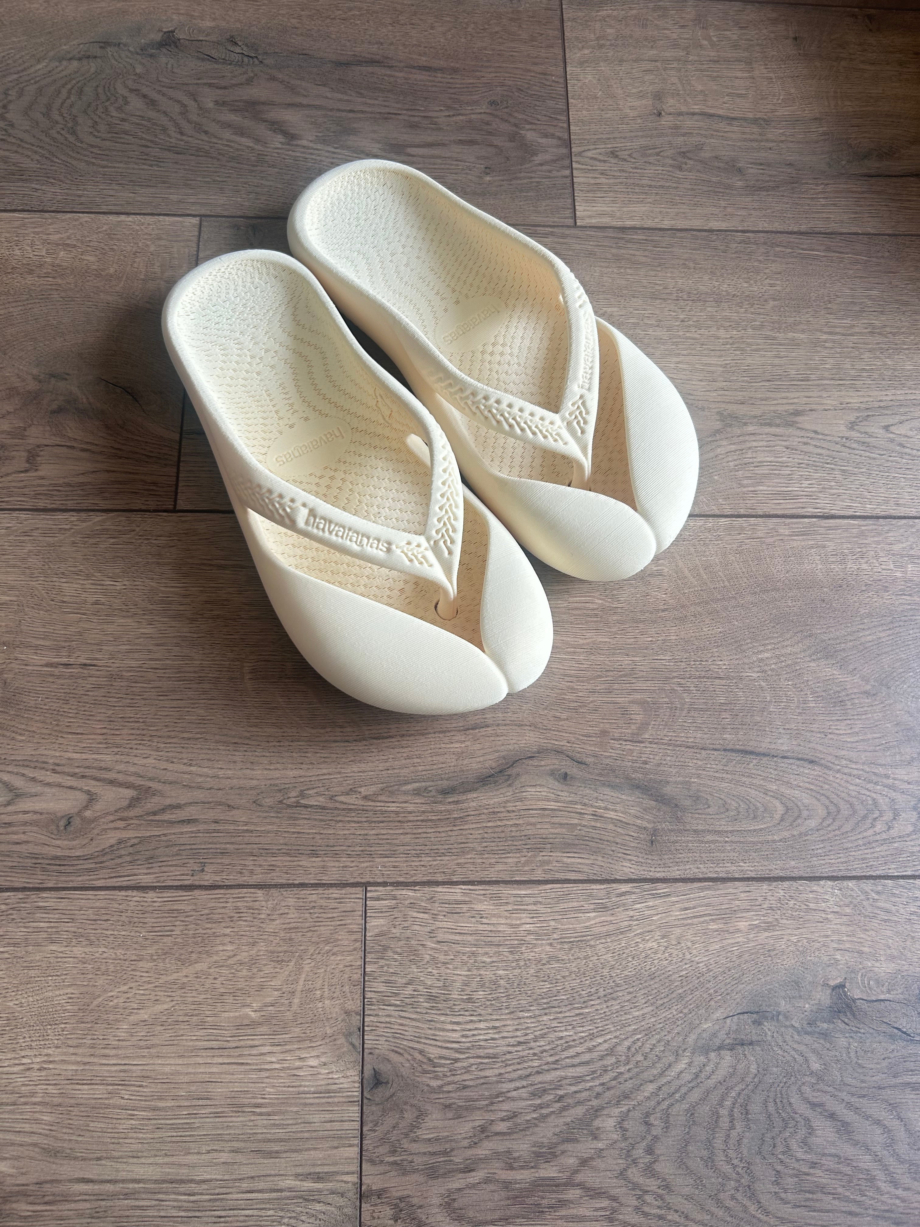 Brand New SOLD OUT Zellerfeld X Havaianas cream flip flops