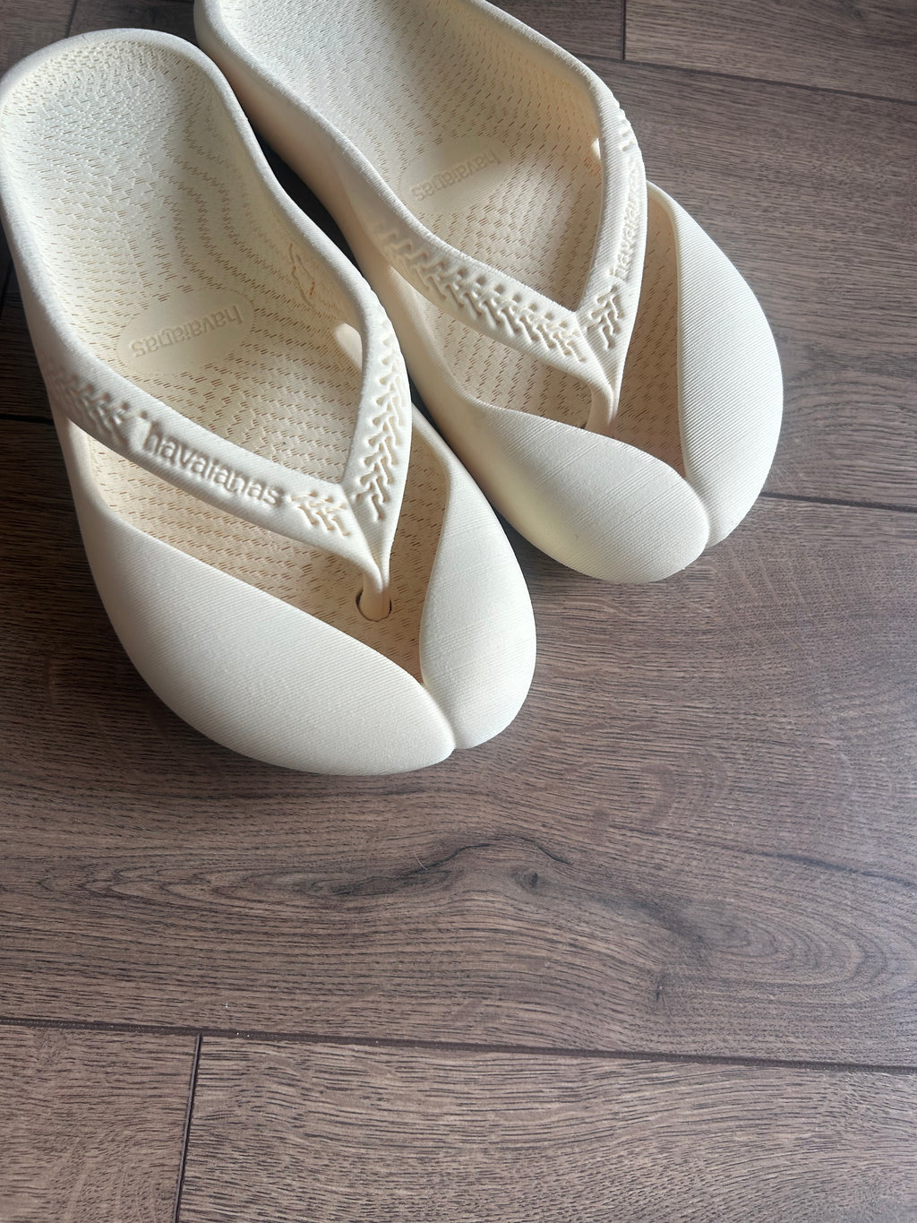 Brand New SOLD OUT Zellerfeld X Havaianas cream flip flops