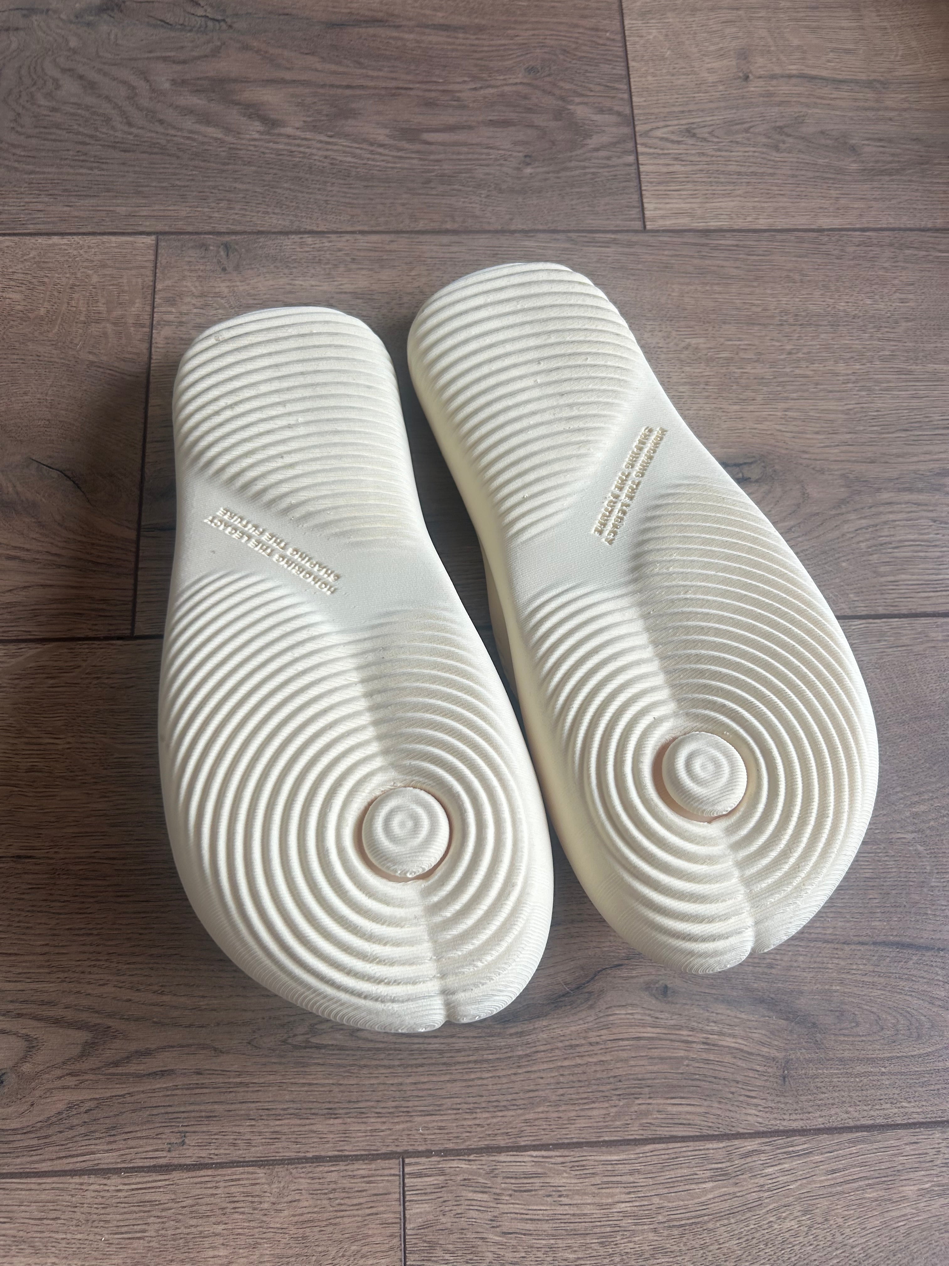 Brand New SOLD OUT Zellerfeld X Havaianas cream flip flops