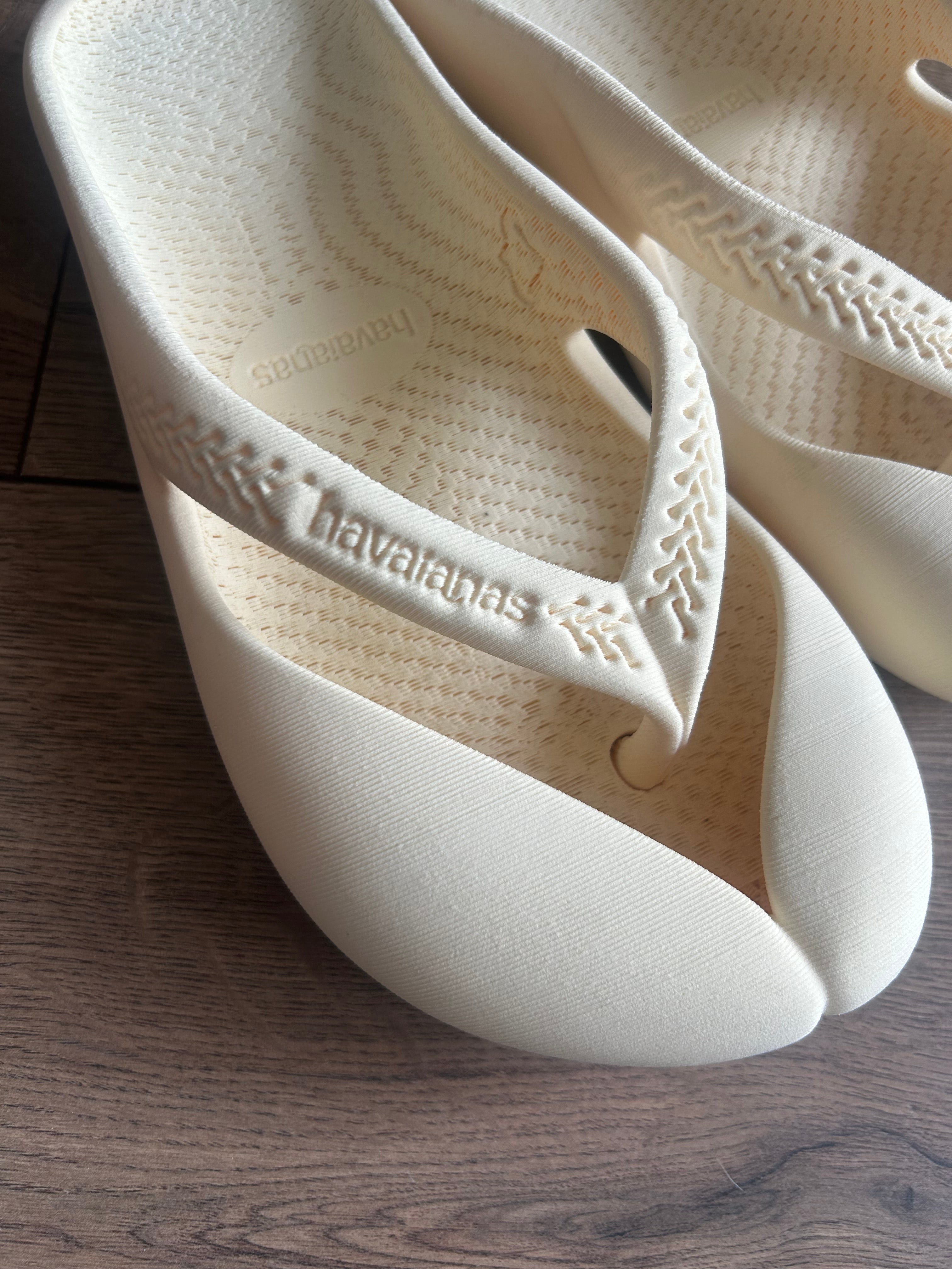 Brand New SOLD OUT Zellerfeld X Havaianas cream flip flops